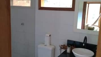 Douche, sĂšche-cheveux, serviettes fournies, savon
