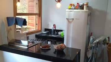 Frigorífic, forn, placa de cuina i cafetera i tetera