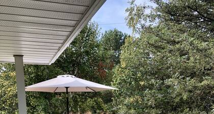 Luxurious Getaway - Near Sandbanks and Wineries