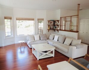 Smart TV, fireplace, video games, table tennis - Luxurious Getaway - Near Sandbanks and Wineries (Picton)