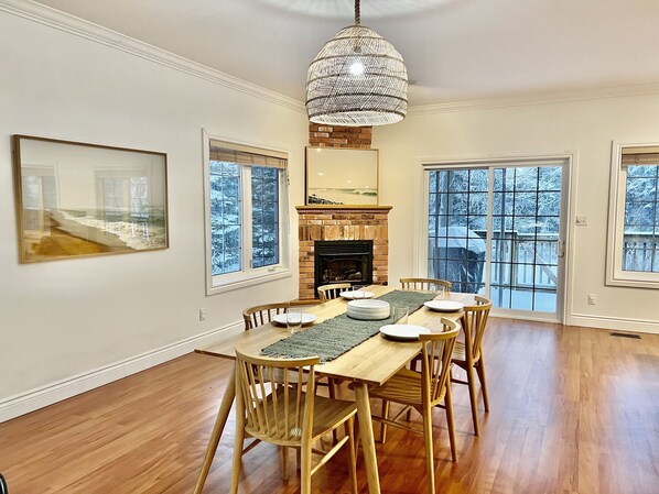 Dining - Luxurious Getaway - Near Sandbanks and Wineries (Picton)