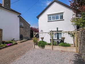 Cottage | Outdoor dining - The Stables (Barry)