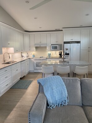 冰箱、微波炉、烤箱、炉灶