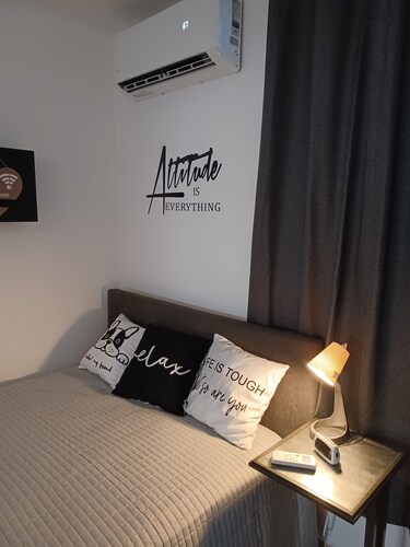 Cozy & Charming Apartment With Free Parking and near Airport !!