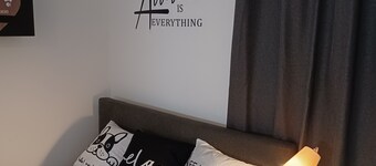 Cozy & Charming Apartment With Free Parking and near Airport !!