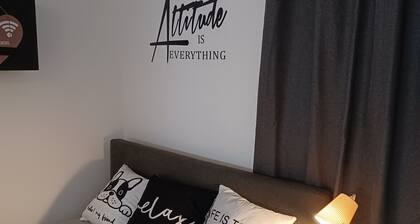 Cozy & Charming Apartment With Free Parking and near Airport !!