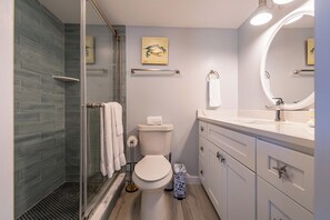 Combined shower/tub, hair dryer, towels