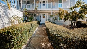 Exterior - TranquiliSea: Pet friendly, long term discount, resort-style pool! (Holmes Beach)