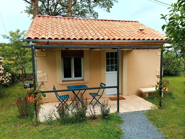 Outdoor dining - Studio maisonette in the countryside, 10 minutes from Sarlat (Saint André Allas)