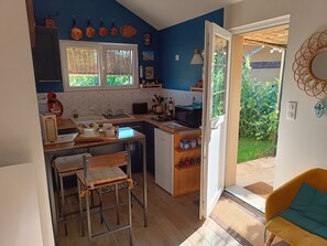 Fridge, microwave, oven, stovetop - Studio maisonette in the countryside, 10 minutes from Sarlat (Saint André Allas)