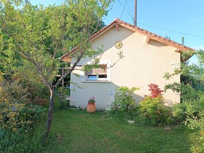 Property grounds - Studio maisonette in the countryside, 10 minutes from Sarlat (Saint André Allas)