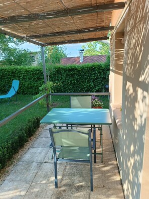 Outdoor dining - Studio maisonette in the countryside, 10 minutes from Sarlat (Saint André Allas)