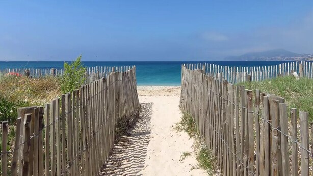 A sandy beach path with wooden fences and a clear blue sky. - Charming village house in Provence, French Riviera South of France, 6km from sea (La Valette-du-Var)