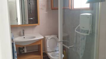 Baignoire, sĂšche-cheveux, serviettes fournies, savon