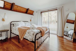 3 sovrum, skrivbord, strykjärn/strykbräda och resesäng