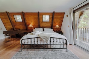 3 bedrooms, desk, iron/ironing board, travel cot - Spacious North Cascades Riverside A-Frame w/ Mt Baker Views - Dog-Friendly (Concrete)