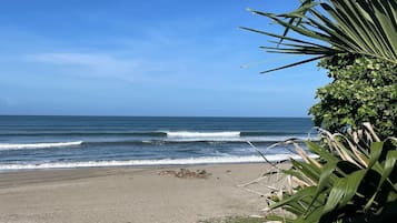 En la playa, camastros y toallas de playa