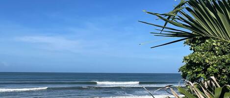 En la playa, camastros y toallas de playa
