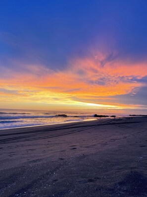 On the beach, sun-loungers, beach towels - Casa Madera del playa  (San Rafael del Sur)