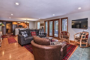 Smart TV, fireplace, DVD player - Luxurious! 4- bedroom Lakefront Home on Little Germain. (St. Germain)