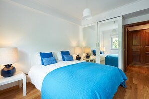 2 soverom, skrivebord og strykejern/-brett