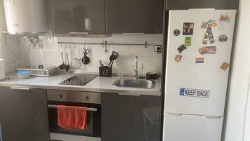 Réfrigérateur, four, plaque de cuisson