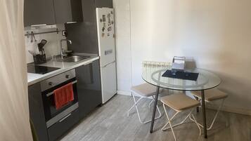 Réfrigérateur, four, plaque de cuisson