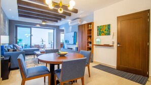Uma sala de estar moderna com área de jantar, porta de madeira e uma janela grande.