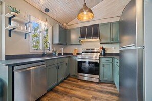 冷蔵庫、電子レンジ、オーブン、コンロ