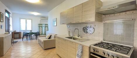 Fridge, oven, stovetop, coffee/tea maker