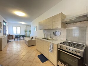 Frigorifero, forno, piano cottura, macchina per tè/caffè
