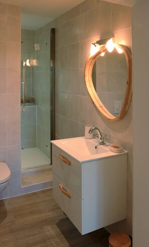 Tina, secadora de cabello, papel de baño 