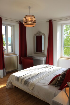 4 bedrooms, iron/ironing board, travel crib, free WiFi