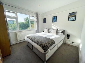 3 habitaciones, escritorio y tabla de planchar con plancha