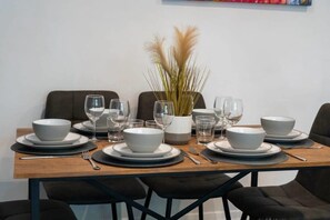 Dining - Three Bedroom Chelmsford Apartment with Garden (Chelmsford)