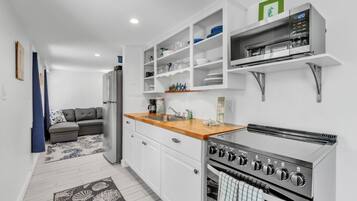 Studio | Bếp riêng | Dụng cụ pha cà phê/trà, bàn ăn