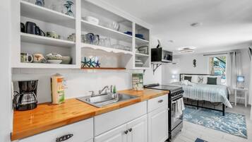 Studio | Private kitchen | Fridge, coffee/tea maker, toaster, dining tables