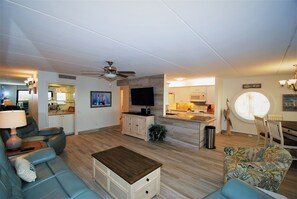 Condo, 2 chambres | Aire de séjour | Téléviseur