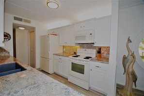 Condo, 2 chambres | Cuisine privée | Réfrigérateur, un four, cafetière-théière, grille-pain