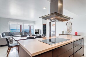 Apartment, 2 Schlafzimmer | Eigene Küche | Kühlschrank, Ofen, Wasserkocher mit Kaffee-/Teezubehör, Toaster