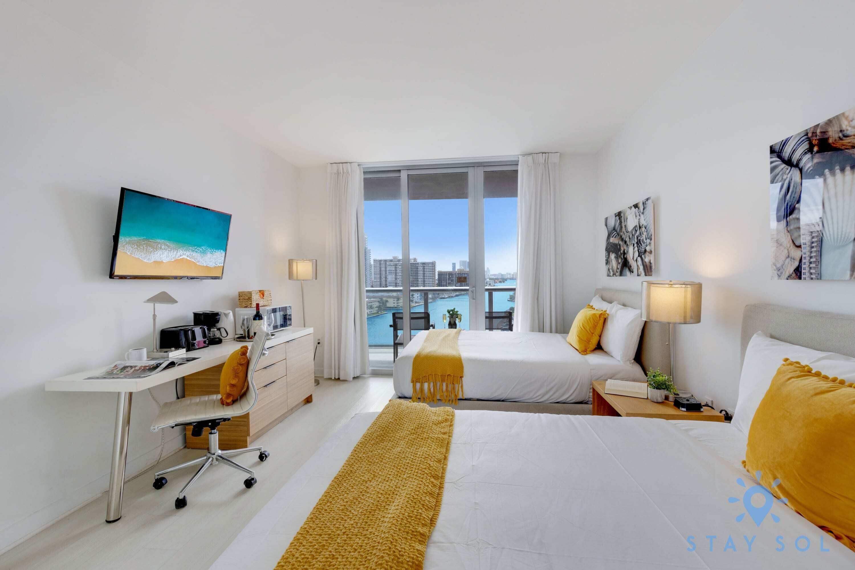 Escritorio, tabla de planchar con plancha, cuna de viaje y wifi 