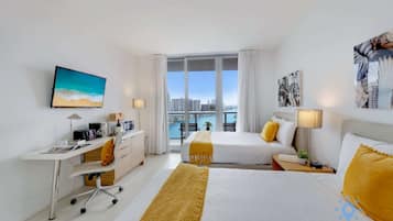 Escritorio, tabla de planchar con plancha, cuna de viaje y wifi