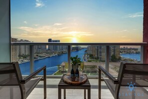Property grounds - Infinite View| Balcony| Pool + Near Beach (Hallandale Beach)