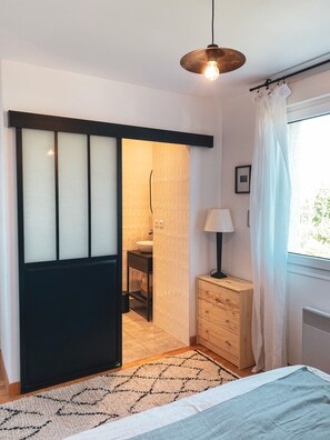 5 chambres, fer et planche à repasser, lit parapluie