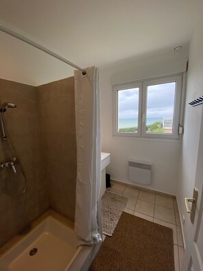 Combined shower/tub, hair dryer