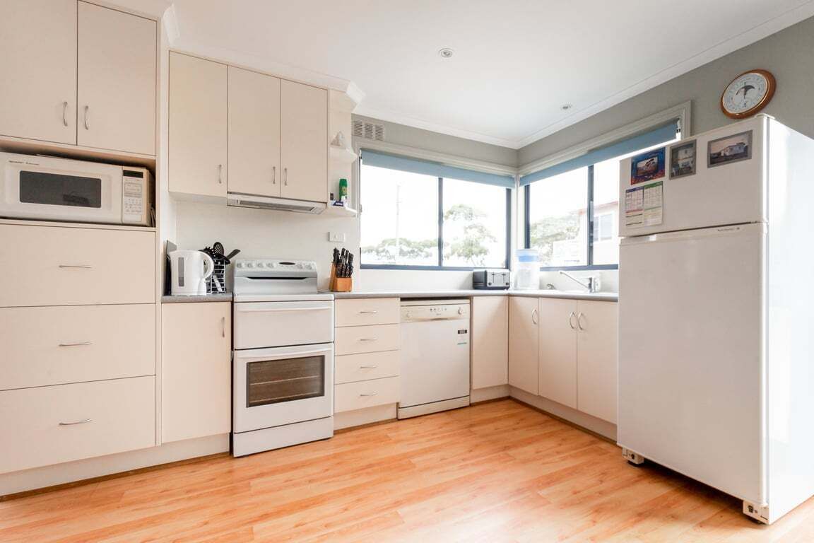 冷蔵庫、電子レンジ、オーブン、コンロ