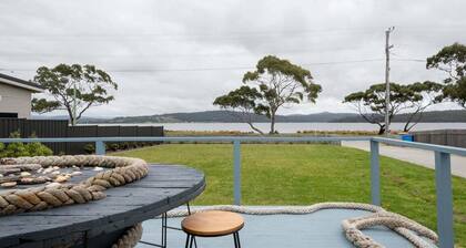 Cosy Coastal Retreat in Stieglitz with Water Views