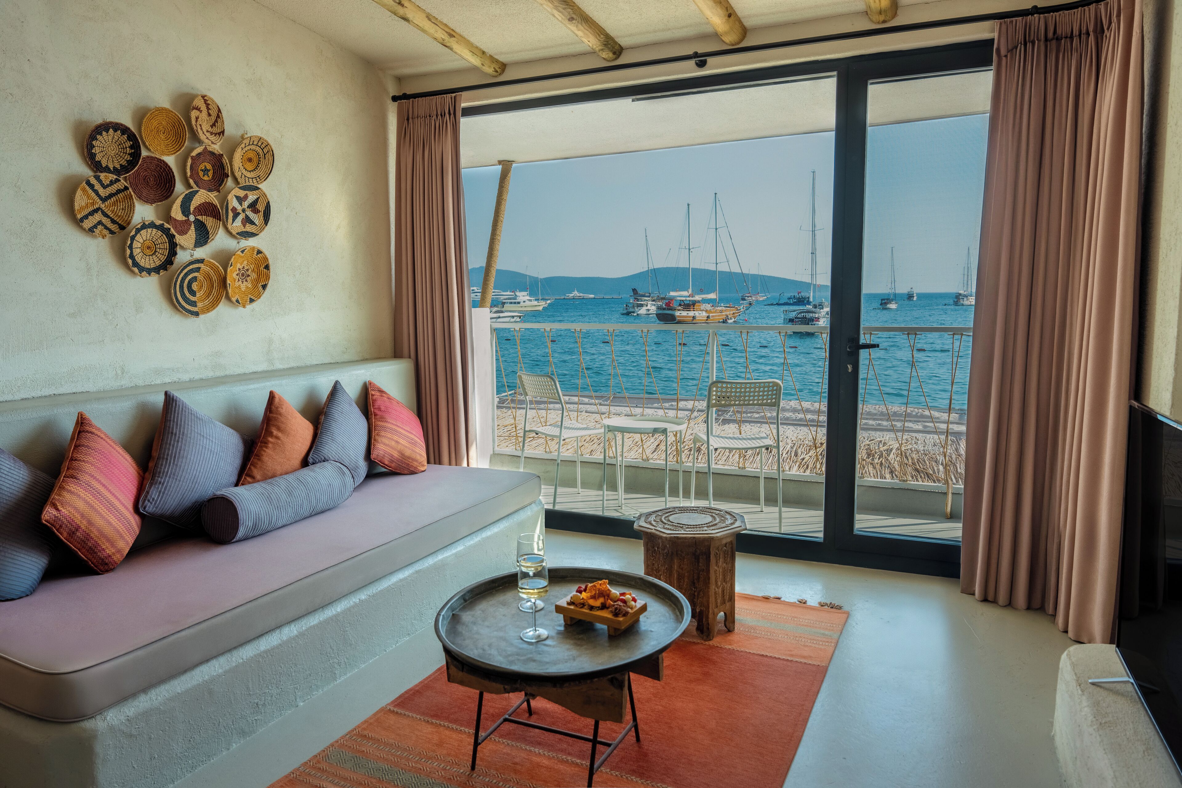 Deluxe King Suite | 거실 공간 | 케이블 채널 시청이 가능한 55인치 스마트 TV