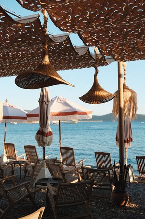 หาดส่วนตัว, คาบาน่า (ฟรี), รถรับส่งชายหาด (คิดค่าบริการ), เก้าอี้อาบแดด