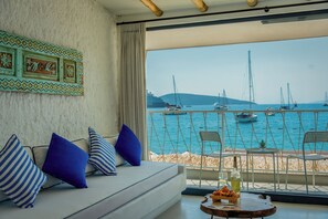 Deluxe King Suite | บริเวณนั่ง เล่น | สมาร์ททีวี 55 นิ้ว พร้อมช่องเคเบิล